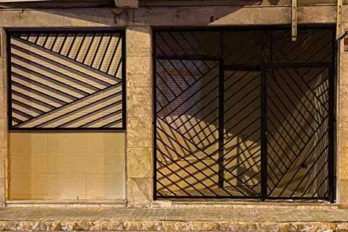 a pair of doors on the side of a building at Planta baja moderna y nueva a estrenar en el centro ciudad 2 habitaciones y 2 baños in Elche