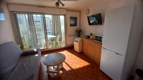 カップ・ダグドにあるStudio-cabine Port Dauphinのキッチン(冷蔵庫、テーブル、椅子付)