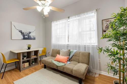 een woonkamer met een bank en een tafel bij Cozy 1BR Unit in Prime Location - Perfect for Solo Travelers or Couples! in Hounslow