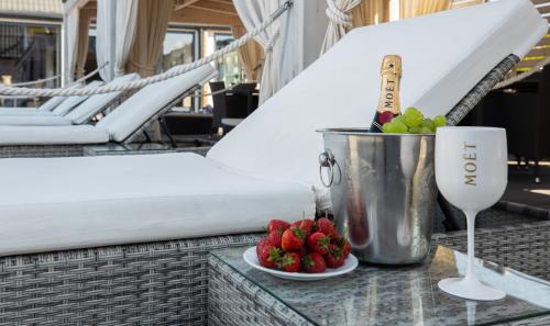stół z wiadrem owoców i kieliszkiem wina w obiekcie Holiday Park & Resort Ustronie Morskie w mieście Ustronie Morskie