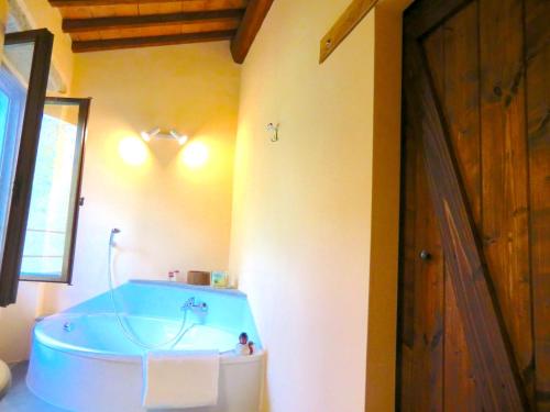 A bathroom at Ex-mulino Pontevecchio (mill on the river)