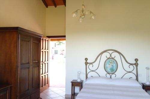1 dormitorio con cama y lámpara de araña en Borgo Antico, en Amelia