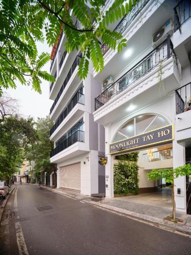 a building with a sign that reads hospital try ho at MoonLight Tay Ho in Hanoi
