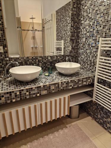 ein Badezimmer mit 2 Waschbecken und einem Spiegel in der Unterkunft 4 seasons apartment in Wien