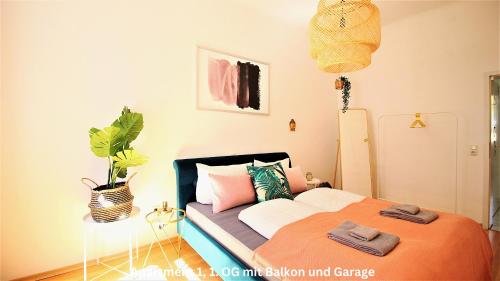 1 dormitorio con 1 cama con 2 toallas en Moderne Altbauapartments, Nahe Stadtzentrum & Weinberge, en Würzburg