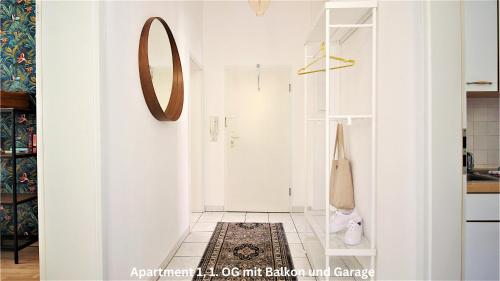 維爾茨堡的住宿－Moderne Altbauapartments, Nahe Stadtzentrum & Weinberge，白色走廊,带镜子和地毯