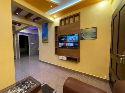 En TV eller et underholdningssystem på Fully furnished 3 BHK Apartment near Amrita Aster Cimar Hospitals Edappally-E1