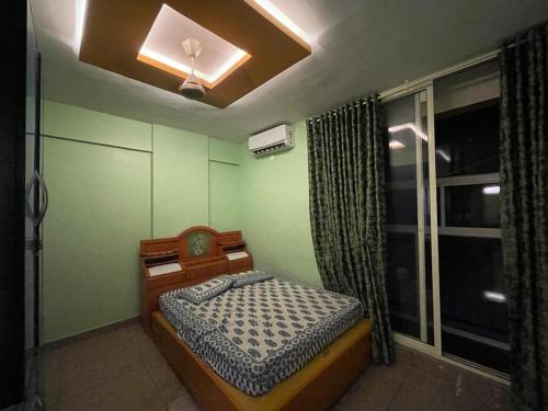 En eller flere senger på et rom på Fully furnished 3 BHK Apartment near Amrita Aster Cimar Hospitals Edappally-E1