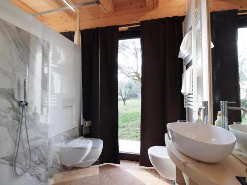 - Baño con 2 lavabos y 2 aseos en Chalet Dolce Colle, en Volpago del Montello