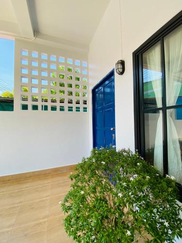 a room with a blue door and a plant at FEEL LIKE HOME BETONG ฟีลไลค์โฮม เบตง in Betong