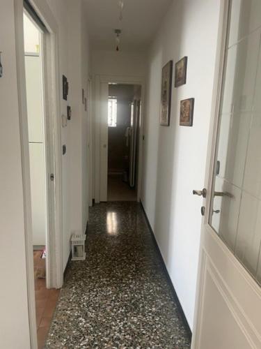 un couloir vide avec un sol en noir et blanc dans l'établissement CASA BALBI, à Gênes