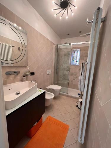 La salle de bains est pourvue d'un lavabo, de toilettes et d'une douche. dans l'établissement CASA BALBI, à Gênes