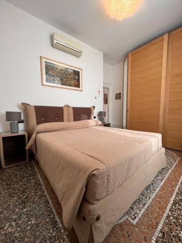 - une chambre avec un grand lit dans l'établissement CASA BALBI, à Gênes