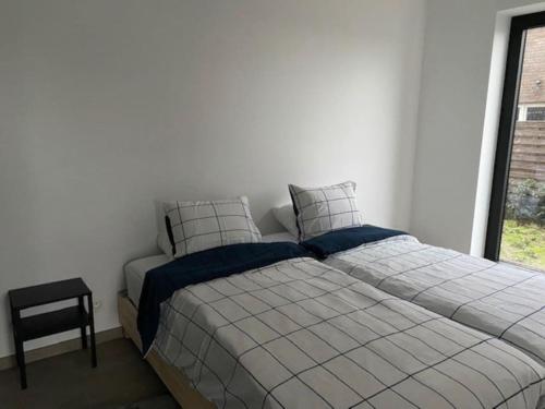 1 dormitorio con cama y ventana en Ruim gezellig appartement Zwalm, en Zwalm