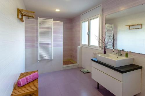 y baño con lavabo y ducha. en Catalunya Casas Costa Brava Relax and Recharge 20km from beach!, en Sils