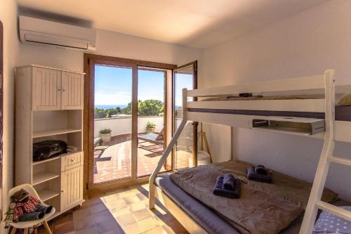เตียงสองชั้นในห้องที่ Catalunya Casas Exceptional Villa with sea views only 1800m to beach!