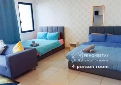セティア・アラムにあるNetflix WiFi Cozy Homestay Trefoil Setia Alam Shah Alam 沙亚南舒适温馨日租民宿のベッドルーム1室(ベッド2台、ソファ付)