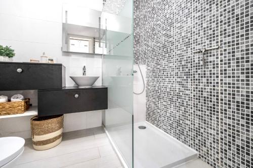 e bagno con doccia, servizi igienici e lavandino. di Villa PACA Algarve Vilamoura 8 personnes a Quarteira