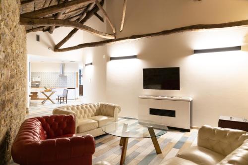 Una sala de estar con dos sofás y una mesa. en Hotel Casa da Luz, en Pastoriza