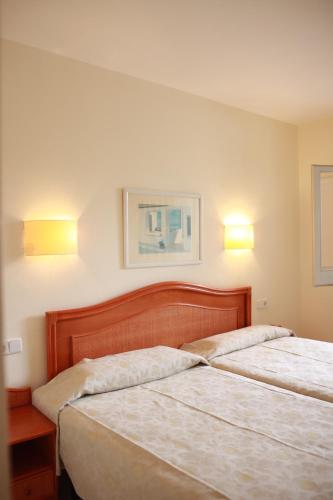 Ein Bett oder Betten in einem Zimmer der Unterkunft Apartamentos Aromar