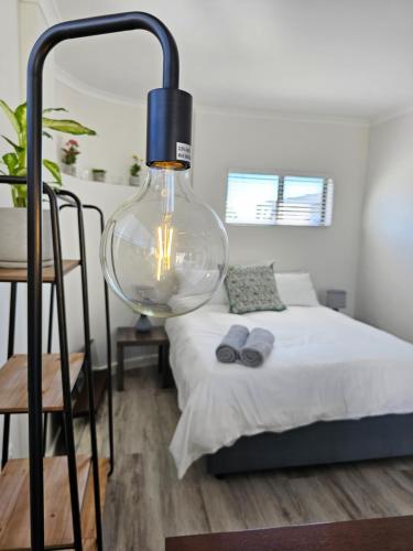 - une chambre avec un lit et une grande verrière dans l'établissement Corner Cottage, au Cap