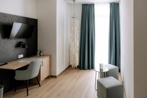 TV a/nebo společenská místnost v ubytování Hotel am Fluss