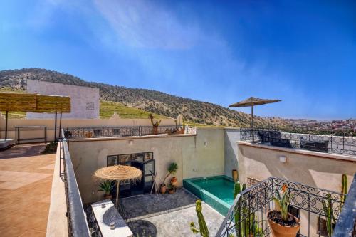 desde el balcón de una casa con piscina en Riad Amazine - Piscine - Rooftop - 6 or 7 Px en Agadir