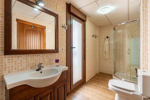 ein Badezimmer mit einem Waschbecken, einem WC und einem Spiegel in der Unterkunft Casilla de Adela in Albuñuelas