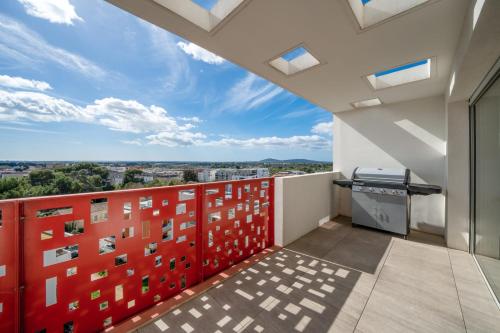 Large and bright nest with a clear view of the sea