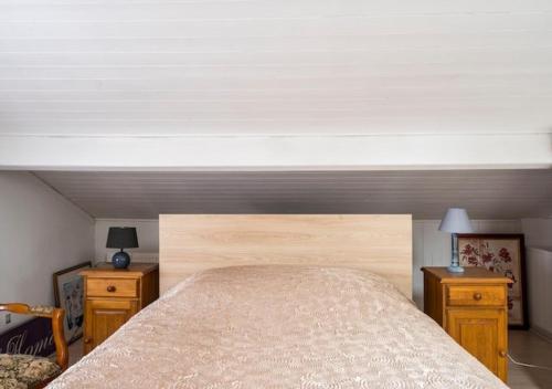 - une chambre avec un grand lit et 2 tables de chevet dans l'établissement Studio indépendant et chambres dans maison avec jardin-Carre de Soie, à Vaulx-en-Velin