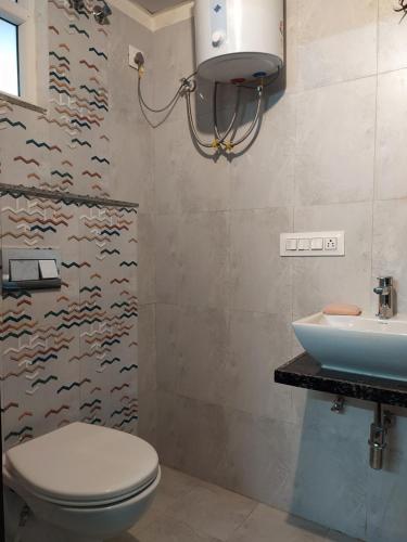y baño con aseo y lavamanos. en Pukhraj element, en Kota