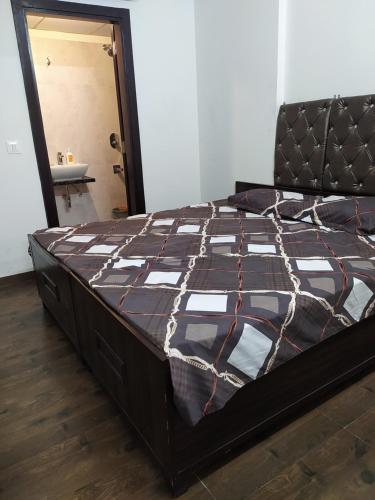 1 cama grande en una habitación con espejo en Pukhraj element, en Kota
