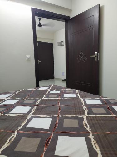 una camera con una porta e un pavimento a motivi geometrici di Pukhraj element a Kota