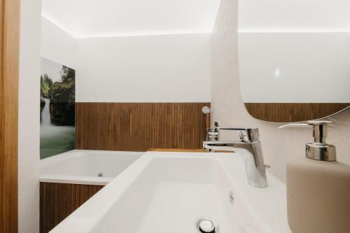 La salle de bains est pourvue d'un lavabo et d'un miroir. dans l'établissement FEWO Immenstadt, à Immenstadt
