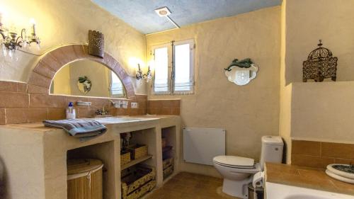 y baño con lavabo, aseo y espejo. en Catalunya Casas Breathtaking 18th Century Converted Convent!, en Vilarrodona