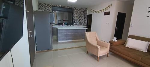 uma sala de estar com um sofá e uma cozinha em Masion Lovely Home em Ramallah