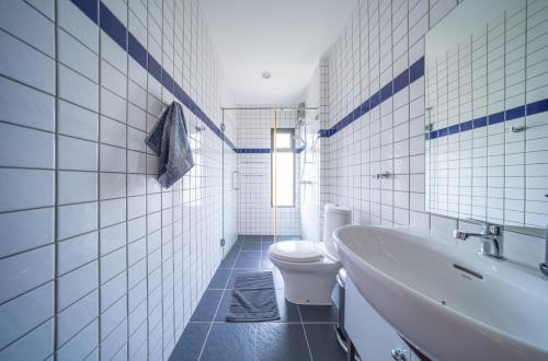 La salle de bains est pourvue de toilettes, d'une baignoire et d'un lavabo. dans l'établissement Le Corbusier Style Villa In Green Neighbourhood with Pool, à Mae Pim