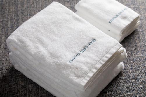 dos toallas blancas sentadas sobre una mesa en PICNIC　GARDEN, en Awaji
