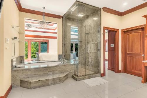 Bilik mandi di Tuckers Cove home