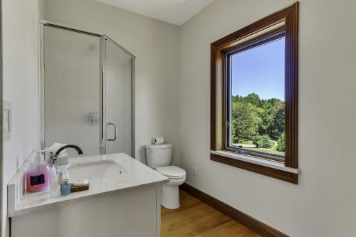 Bilik mandi di Tuckers Cove home