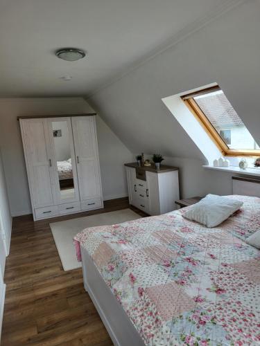 een slaapkamer met een bed en een raam bij Westküste Ferienwohnung in Heide