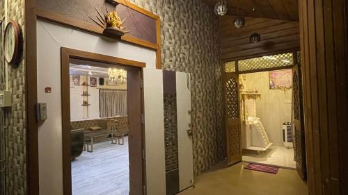 un pasillo con una puerta a una habitación con una habitación en Geeta Bhawan Villa, en Karjat