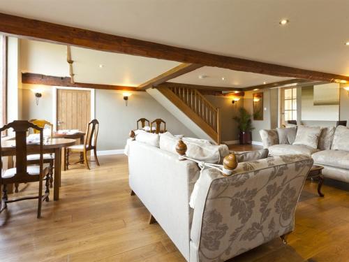 ein Wohnzimmer mit einem weißen Sofa und einem Tisch in der Unterkunft Throstle Nest Farm in Carlton