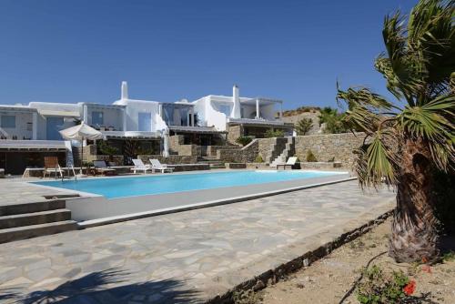 una piscina frente a una villa en Villa Anna, en Playa de Elia