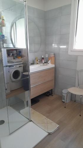 a kitchen with a sink and a washing machine at La terrasse in Poitiers