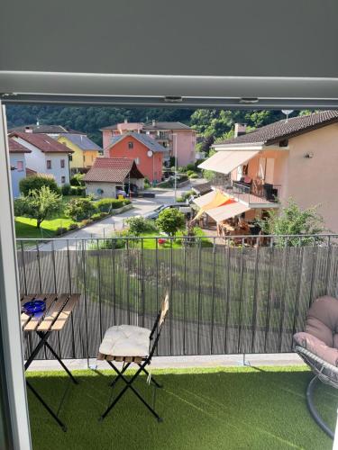 balcón con sillas y vistas a la calle en Entire Private House, en Roveredo