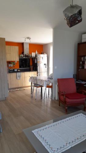 un salon avec une table et une cuisine dans l'établissement La terrasse, à Poitiers