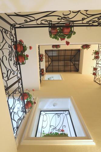 a room with a window with flowers in it at Hotel San Miguel, en el Centro - Desayuno Incluido in Tuxtla Gutiérrez
