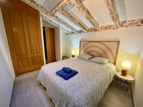 a bedroom with a bed with a blue pillow on it at Atuaire Home Mirador de Saldaña en pleno centro Historico in Burgos