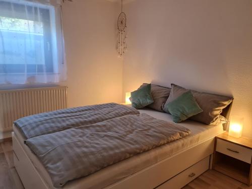 Bett in einem Zimmer mit Fenster in der Unterkunft Ferienwohnung Chrissi in Bischofsheim an der Rhön